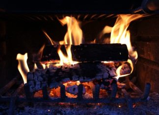 Brudne szyby w drzwiach kominkowych? Oto niezawodny sposób, dzięki któremu kominek zawsze będzie czysty! Brudne szyby w drzwiach kominkowych