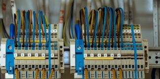 Gdzie znajdują się bezpieczniki w Mitsubishi Carisma?