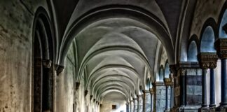 Co podłożyć pod kolumny?