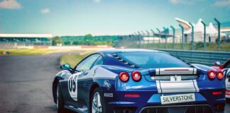 Ile kosztuje niebieskie Ferrari?