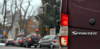 Jak wyjechać autem z salonu?