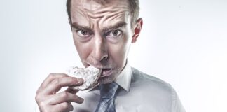 Dokąd musi sięgać krawat?