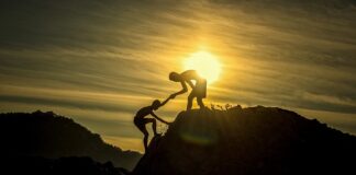 Jak prać białe trampki żeby nie żółkły?