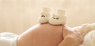 Jakie skarpetki do białych butów i czarnych spodni?