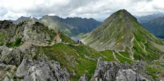 Ile się idzie z Morskiego Oka do Doliny Pięciu Stawów?