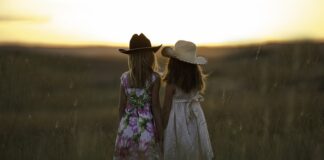 Jaki kolor sukienki na karnawał 2023?